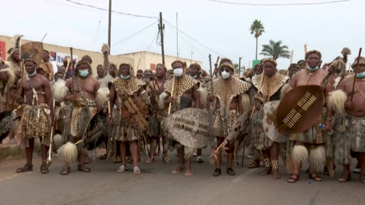 動画 ヒョウ皮を身に着け王と共に 埋葬前にお別れ 南ア少数民族ズールー 写真1枚 国際ニュース Afpbb News 動画 ヒョウ皮を身に着け王と共に 埋葬前にお別れ 南ア少数民族ズールー 写真1枚 国際ニュース Afpbb News