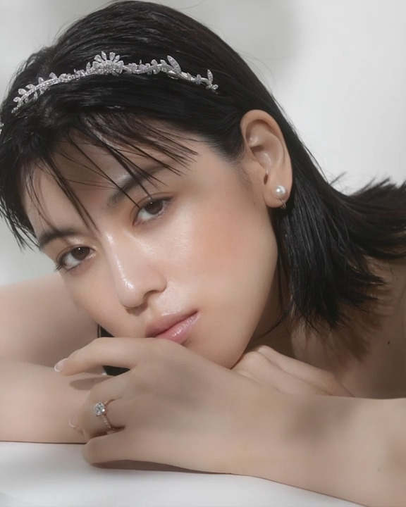 三吉彩花さんが『TASAKI』で装う3つのスタイル ティアラとリング