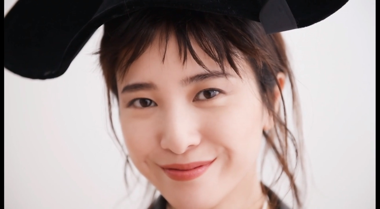 吉高由里子、「ロエベ」の“クッショントート”と春を探しに