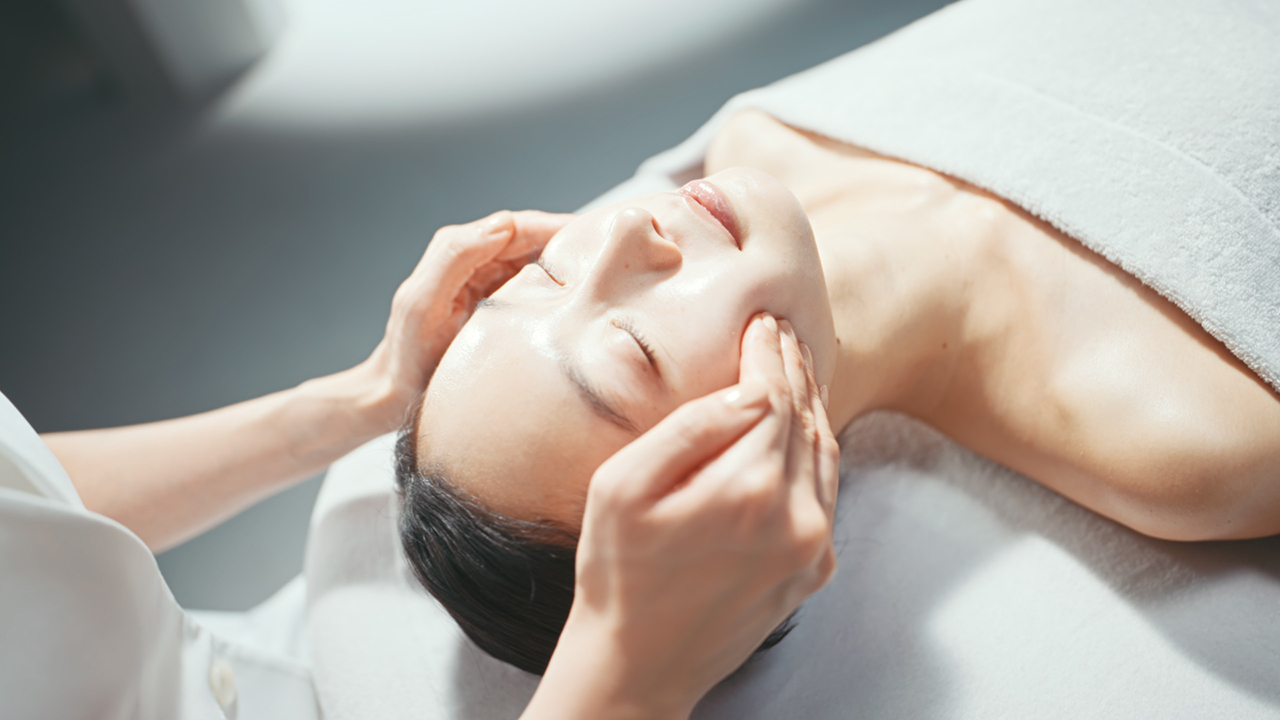 顔を上げる」手技。ポーラのエステから。 | ポーラ公式 エイジングケア